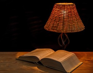 lampe de chevet avec un livre