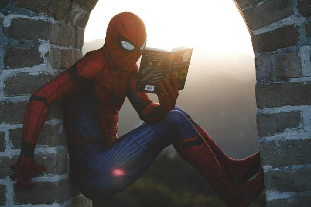 Comment donner envie à quelqu'un de lire ? spiderman qui lit